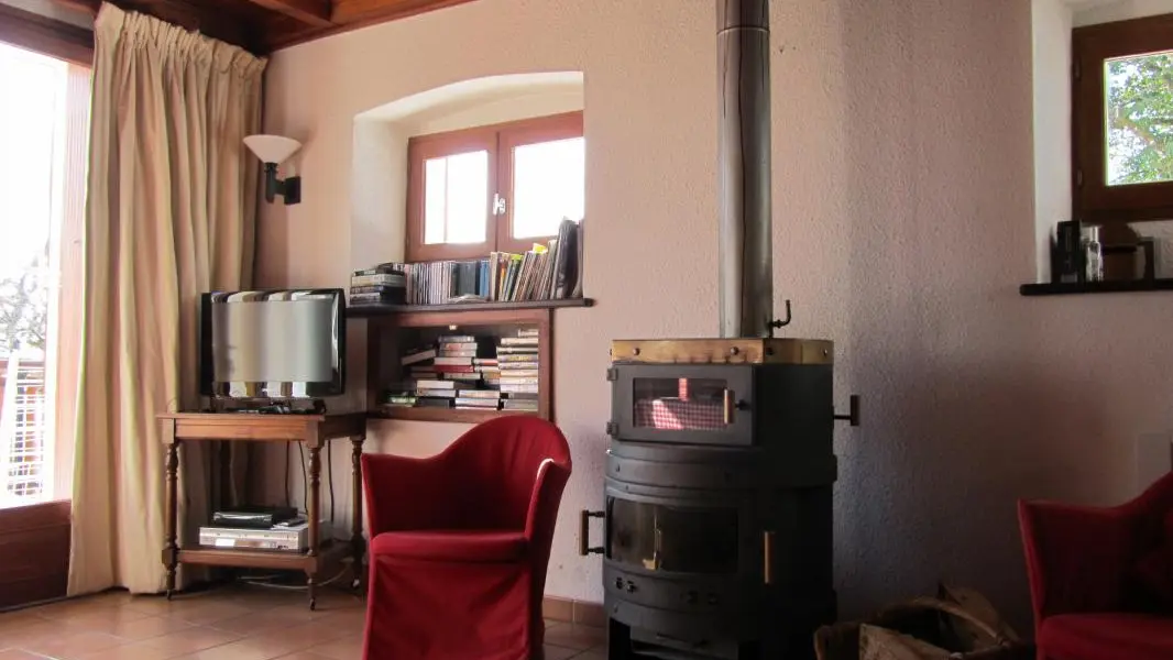 Salle principale ; espace intermédiaire avec poële à bois