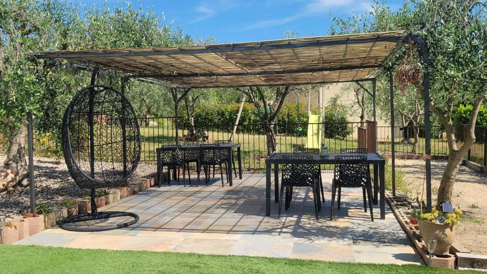 Espaces extérieurs communs aux deux Gîtes de la Bastide Centifolia à Grasse - Gîtes de France Alpes-Maritimes