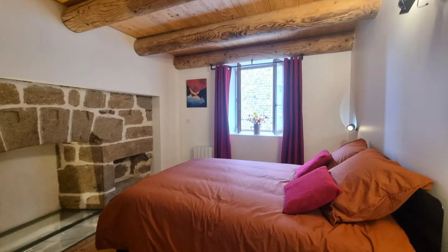 1er étage : chambre n°2 - 1 lit 140.