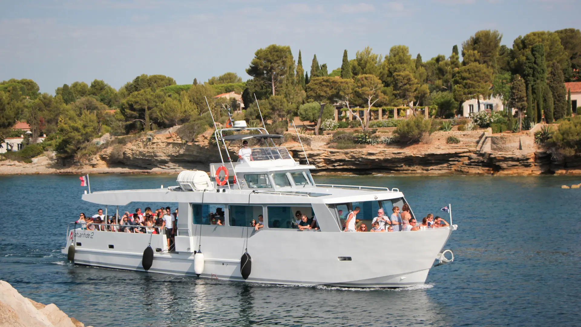 Balade en mer commentée des calanques avec l'Atlantide