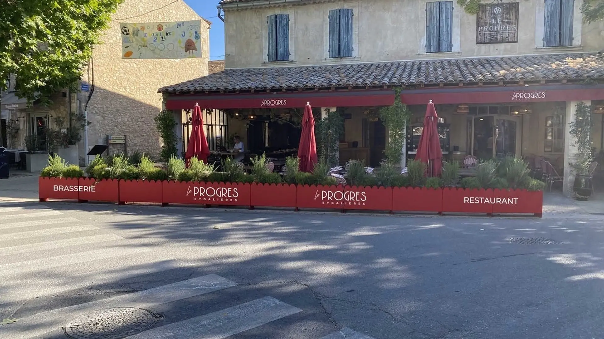 Brasserie Le Progrès in Eygalières Shop front
