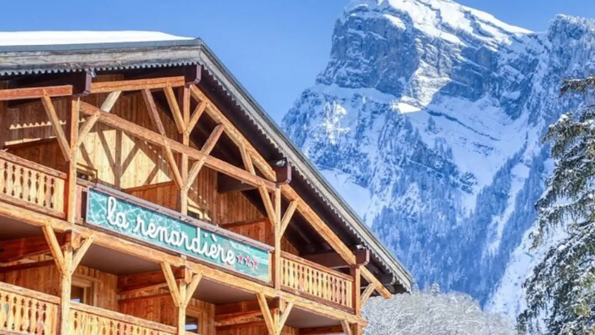 Façade du logement avec la montagne du Criou