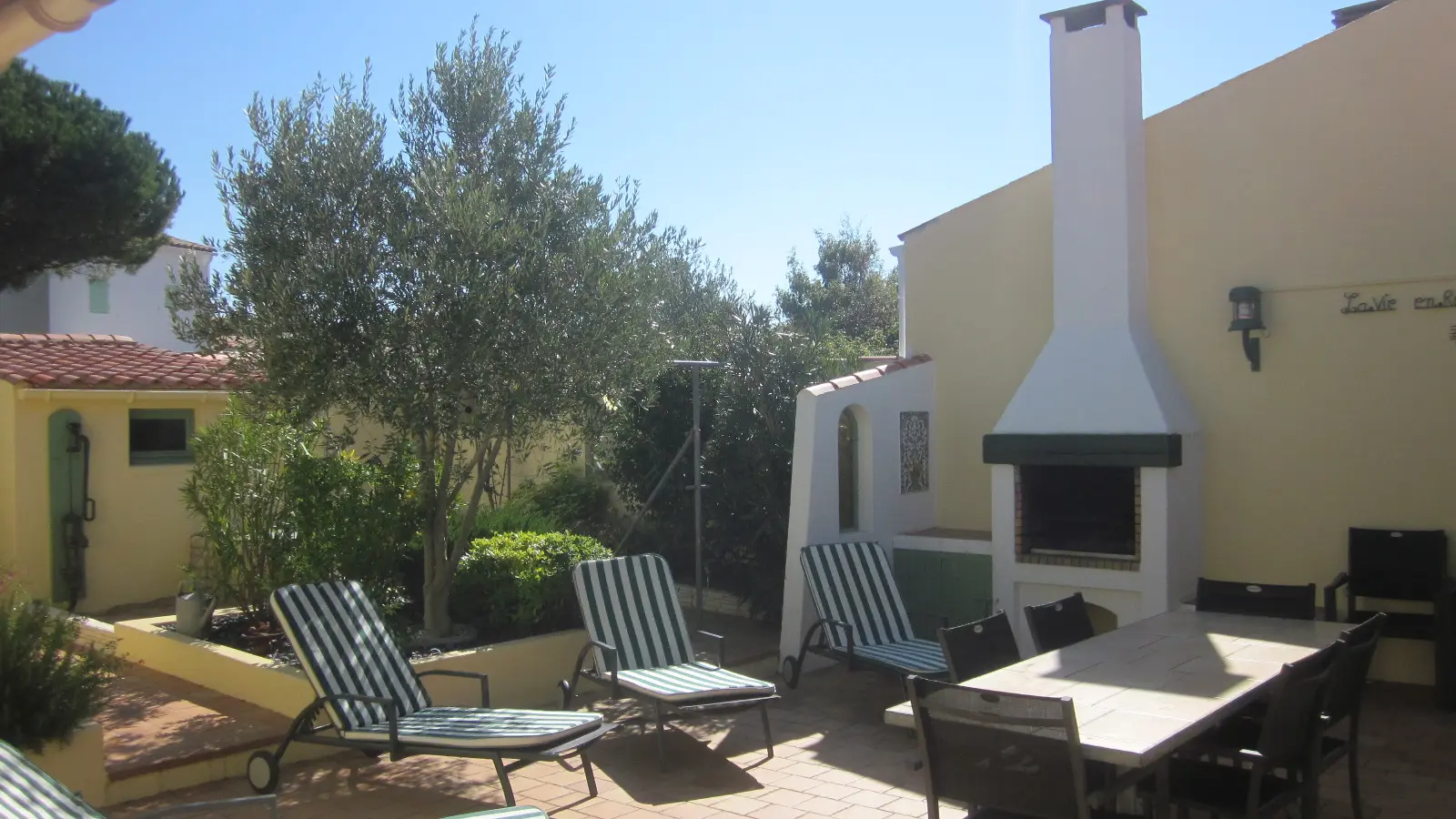 Terrasse extérieur et barbecue