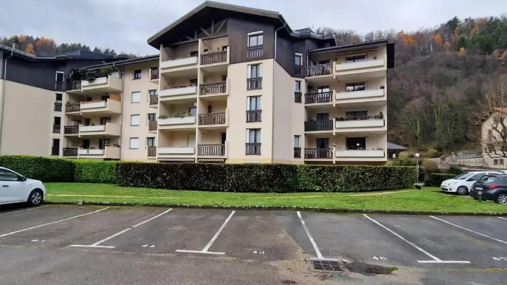 Vue depuis le parking de la résidence L'orée du Parc à Uriage