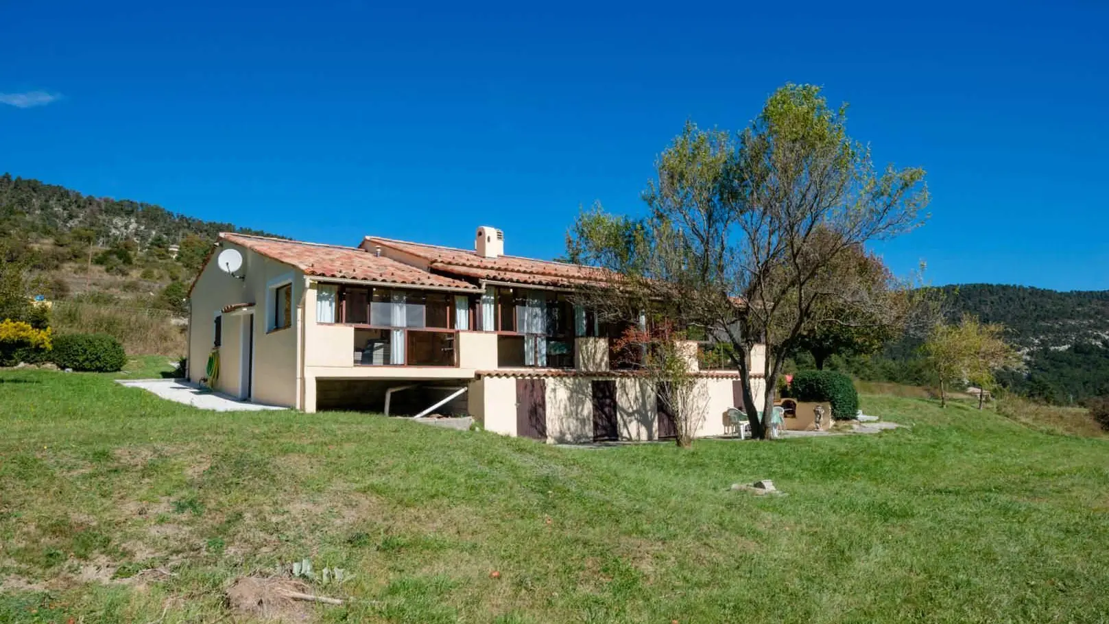 Laure-Anne-Vue maison-Saint-Auban-Gîtes de France Alpes Maritimes.