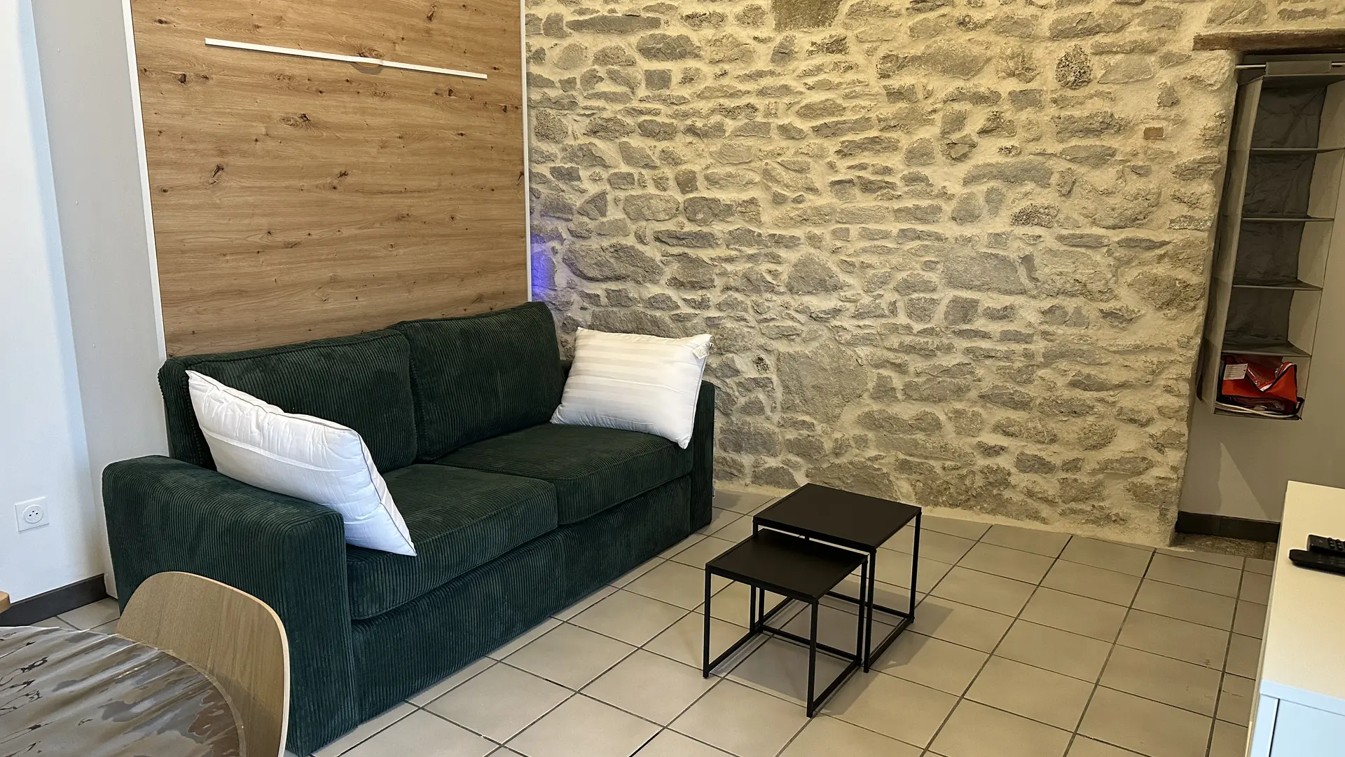 coin salon, lit escamotable fermé