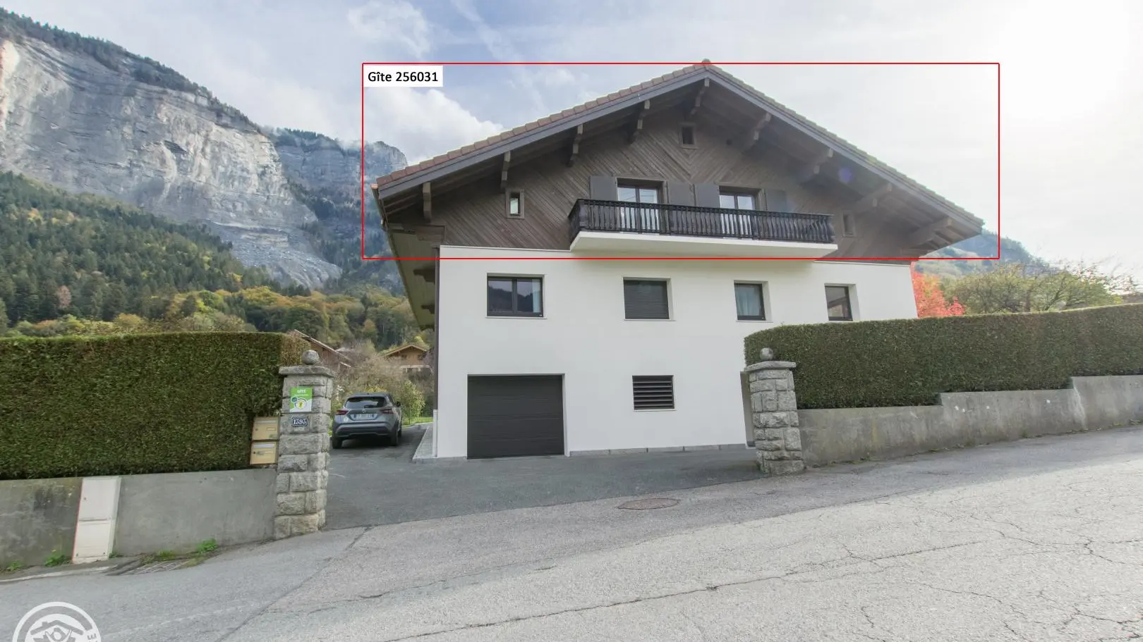 Le gîte est aménagé au 2ème étage avec balcon en façade Ouest et grande terrasse à l'Est. Parking exterieur et possibilité de garage interieur 1 place.