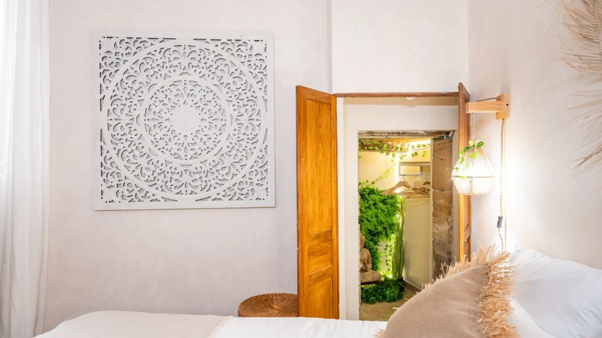 Chambre (vue sur dressing)