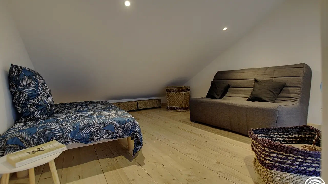 Mezzanine comprenant un lit simple et un BZ pour une personne.