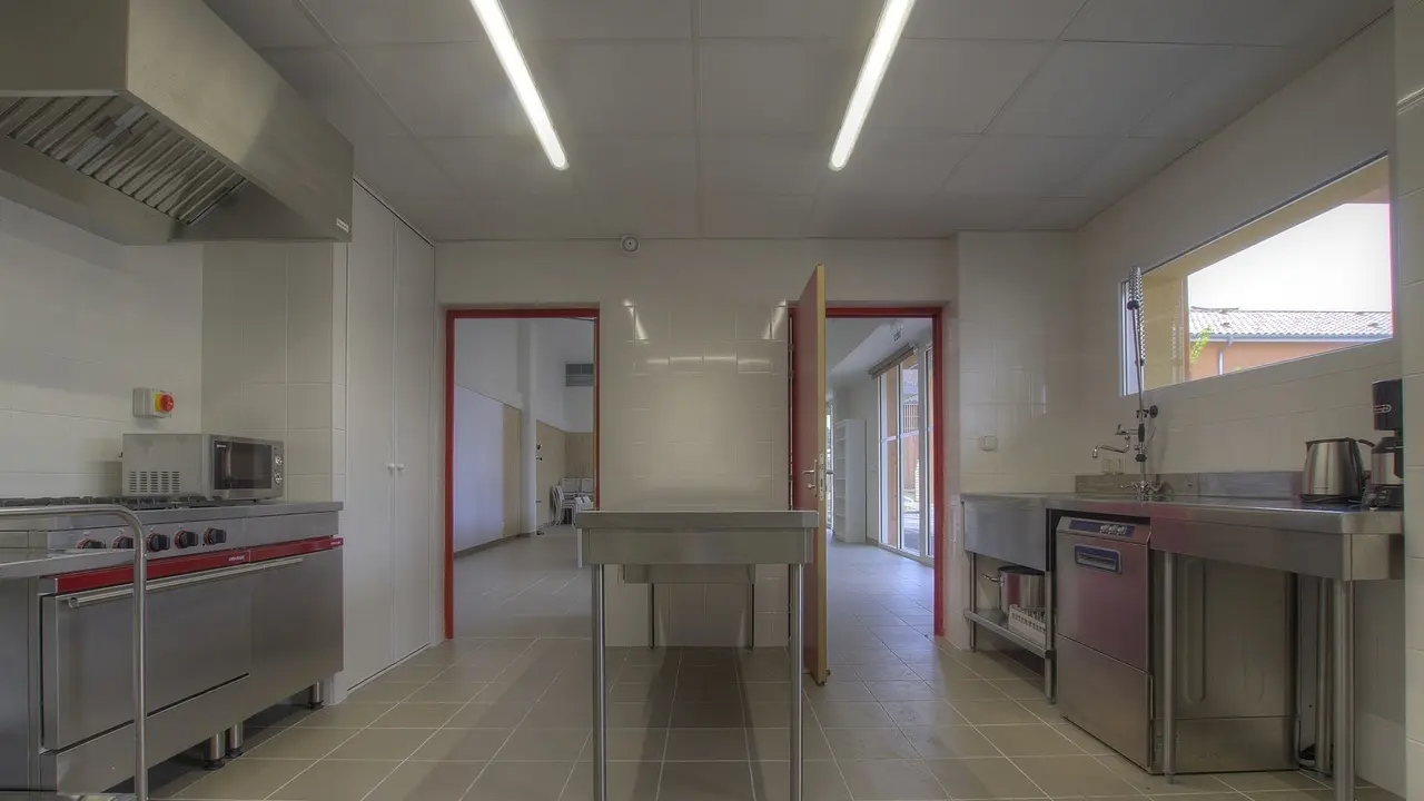 Cuisine attenante à la salle