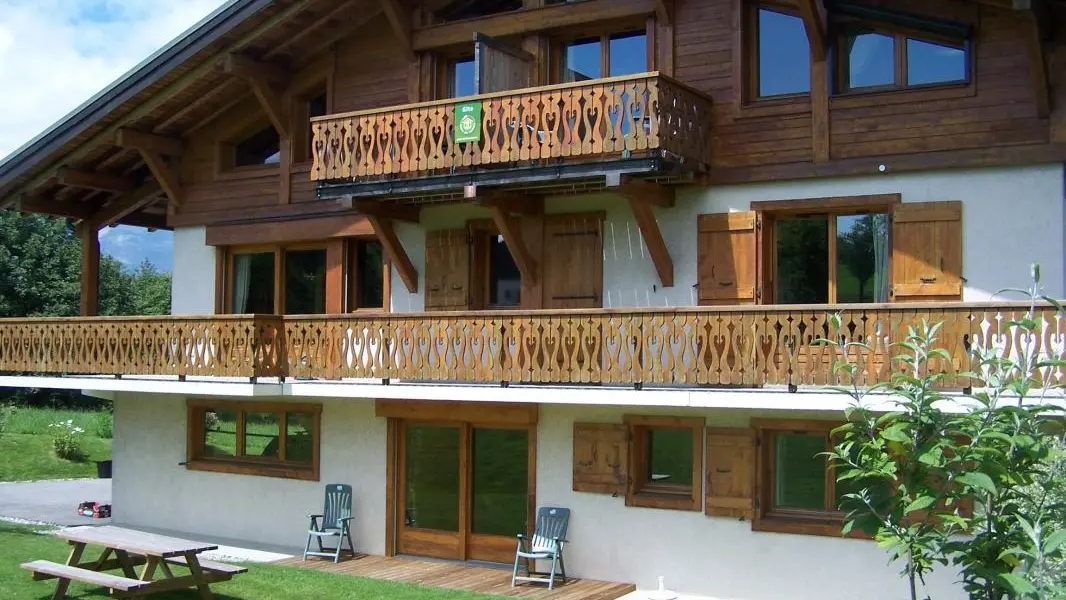 Accès direct au jardin avec une baie coulissante. Salon de jardin privatif