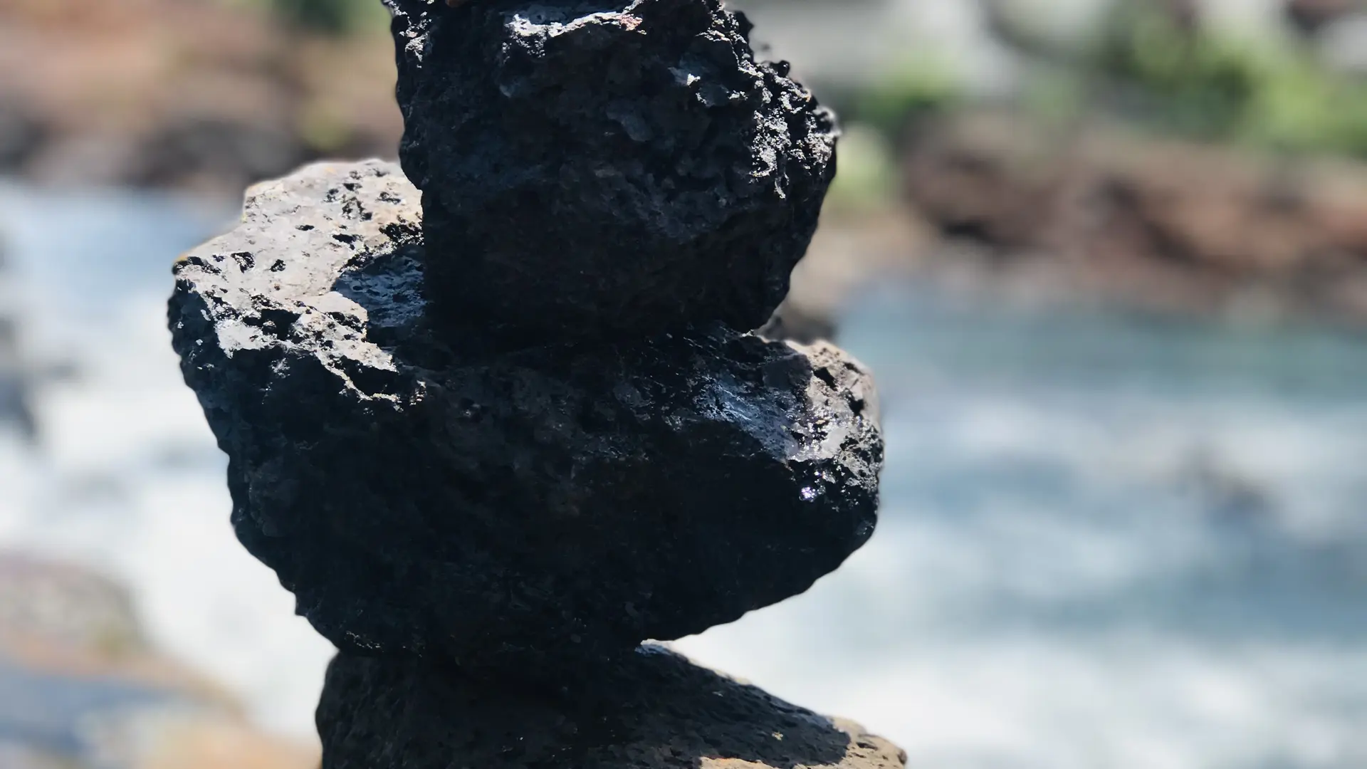 Stone balancing au Trou d'eau du Nouveau Pont - Creek Pernod