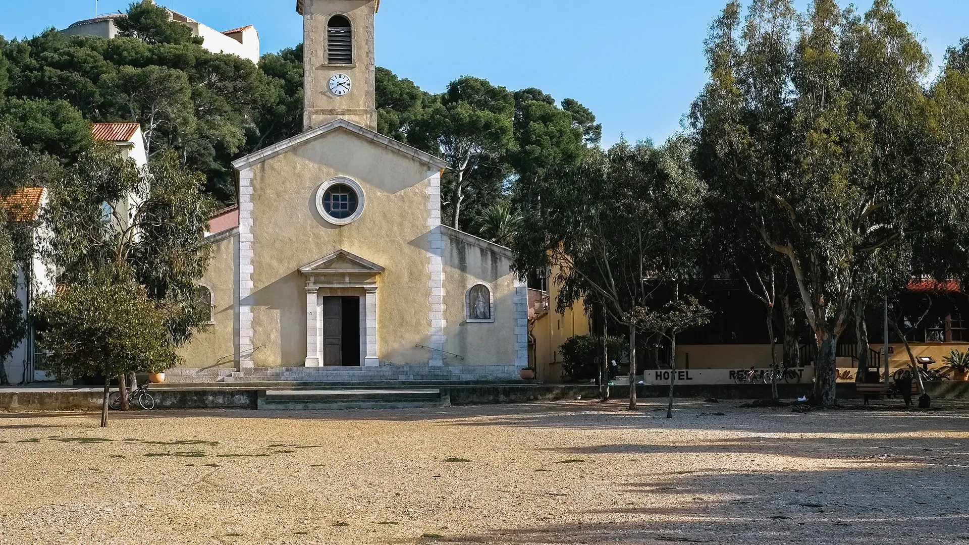 Bateau, vélo et déjeuner à Porquerolles : une journée d’évasion au cœur des Îles d’Or_Hyères