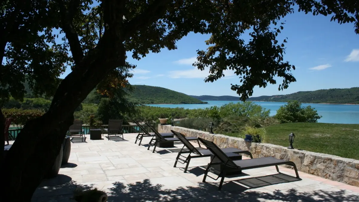 Détente avec vue sur le lac