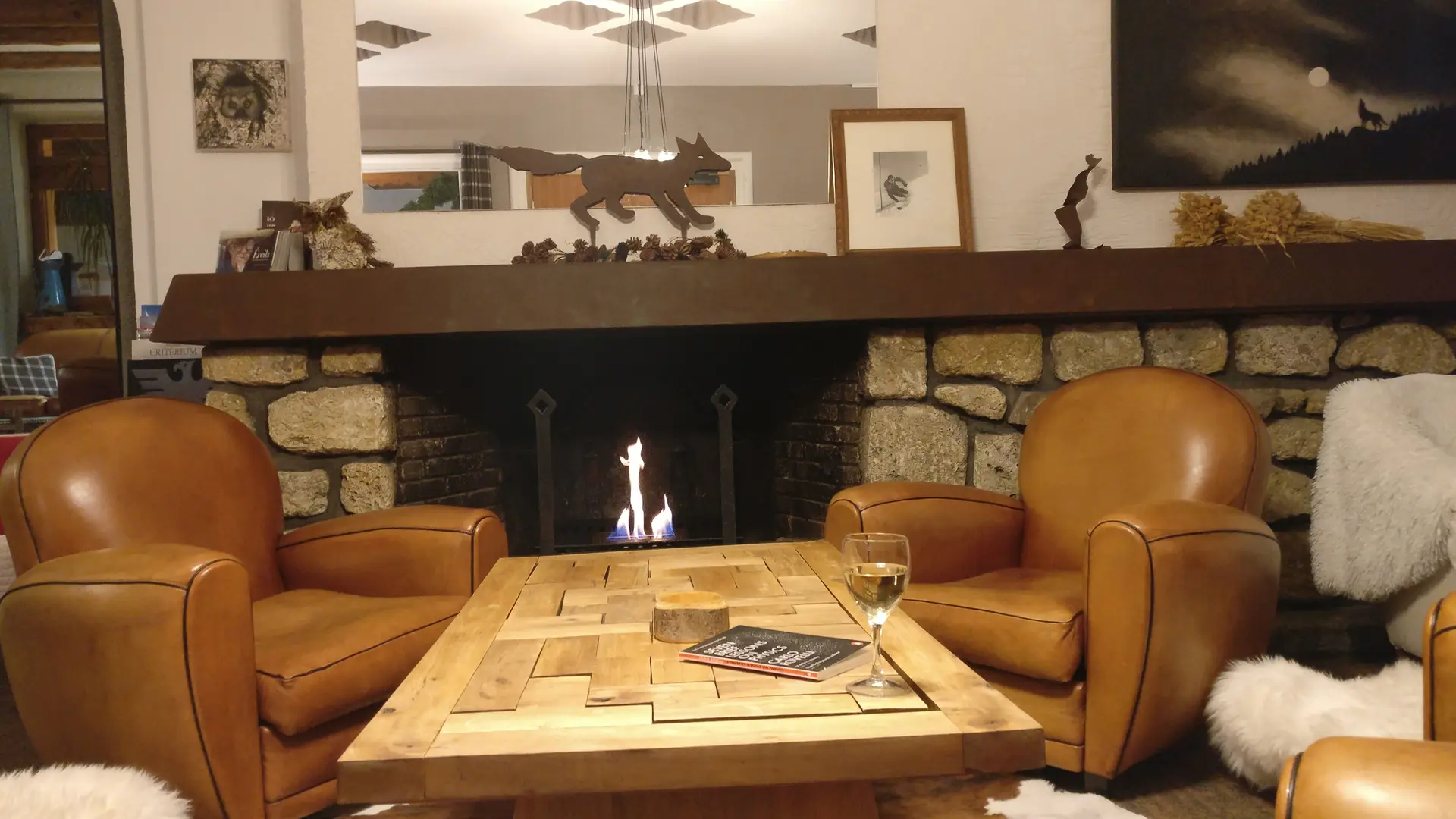 Salon cheminée-Hôtel Bellier_Val d'Isère