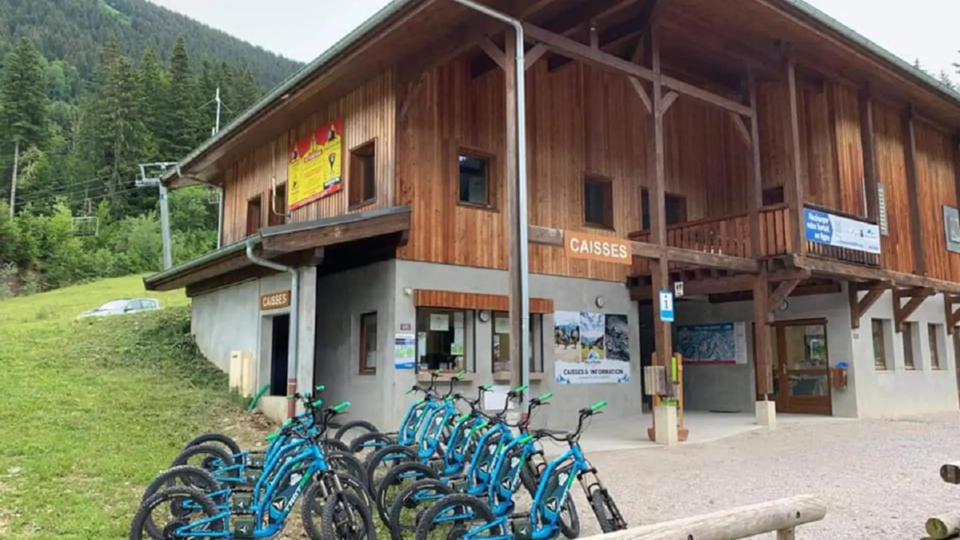 Devant la salle hors sac de la chèvrerie, profitez de la location des trottinettes électriques pour découvrir ou redécouvrir notre territoire.