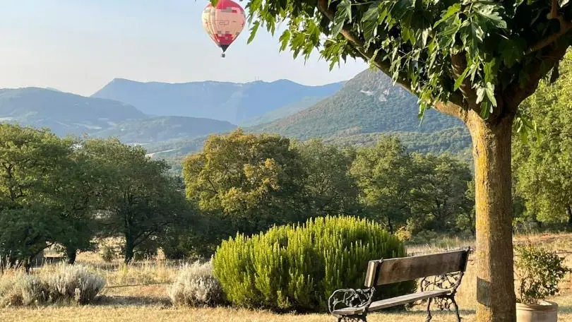 La propriété survolée par une montgolfière