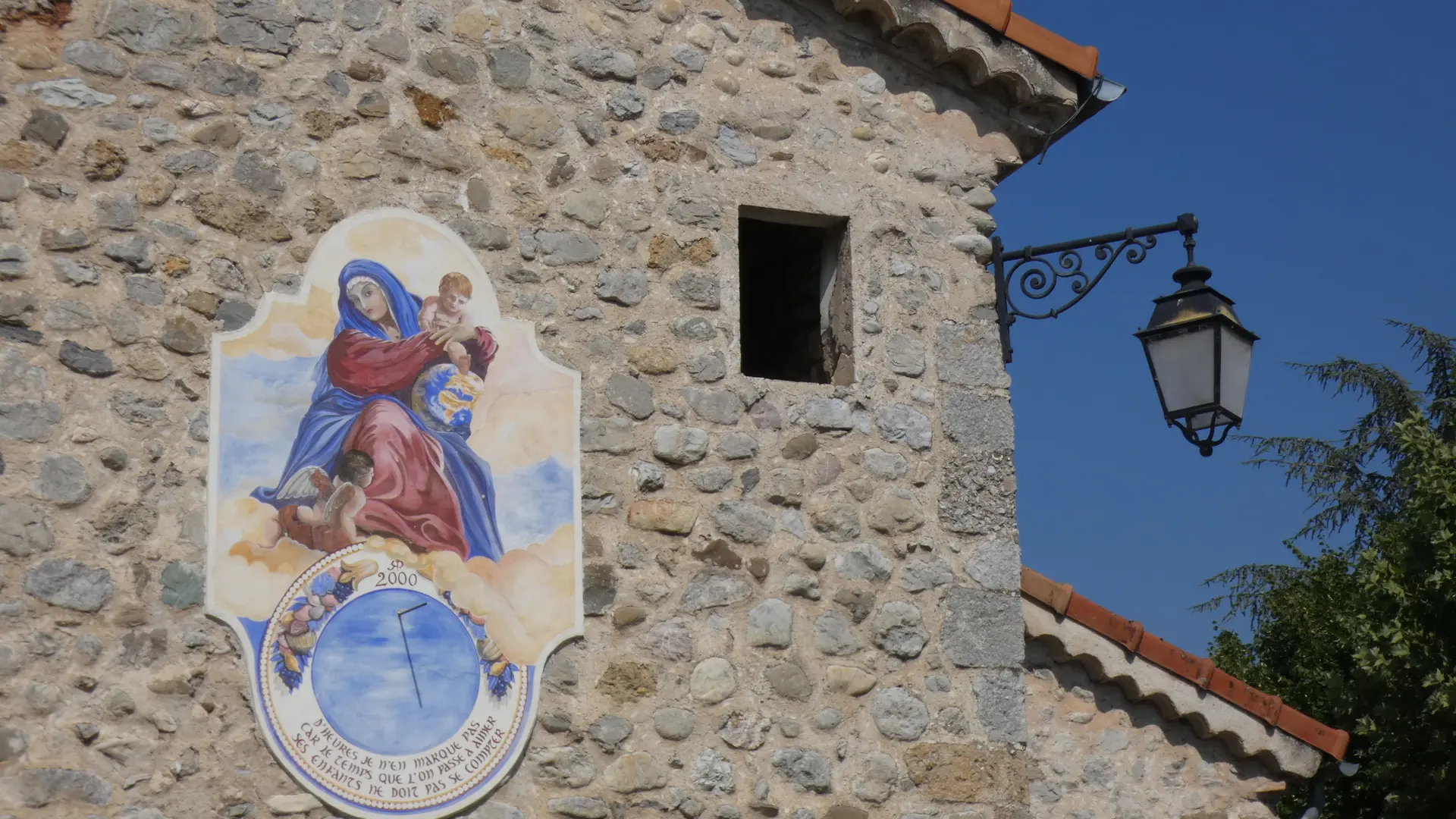 Cadran solaire sur l'église de Montéglin