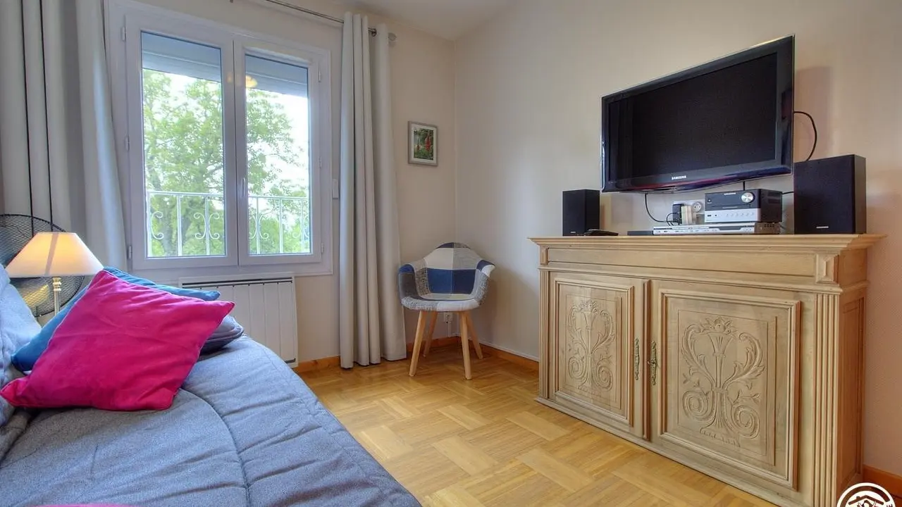 salon avec TV, chaine HIFI,lecteur DVD, jeux dans le placard.