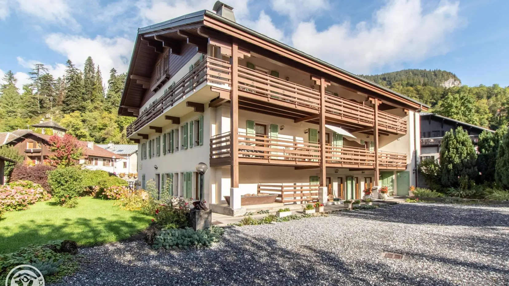 Belle maison au centre du bourg de Samöens, proche de toutes commodités, entourée d'un grand terrain plat et arboré.