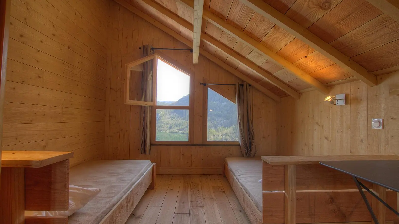 La deuxième chambre est composée de 3 lits simples avec la vue sur la Rivière d'Ain.