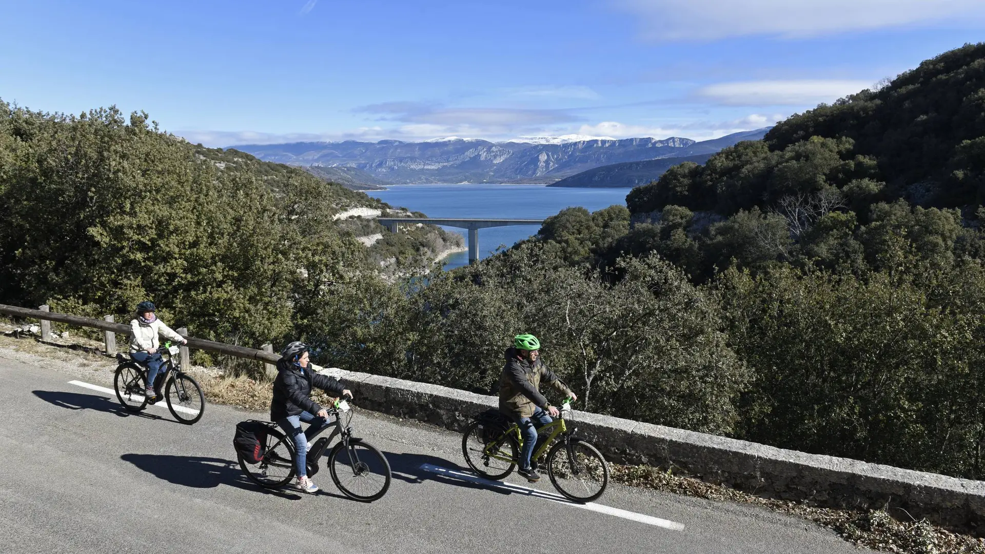 Cyclistes avec en arrière plan le Verdon et ses collines environnantes