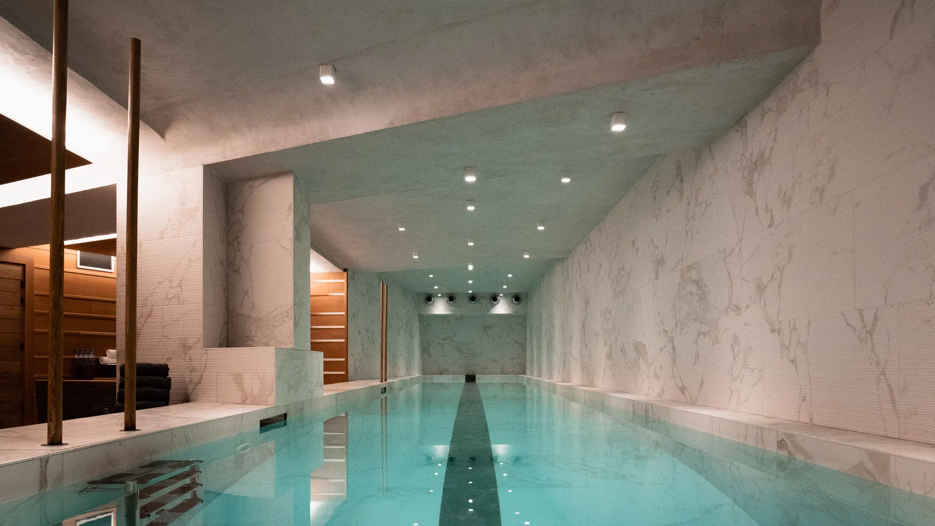 Piscine intérieure chauffée 17m_Spa - Hôtel La Mourra 5*