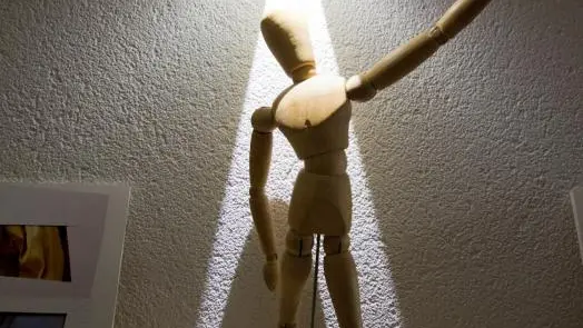 Des éclairages complètent la décoration intérieure