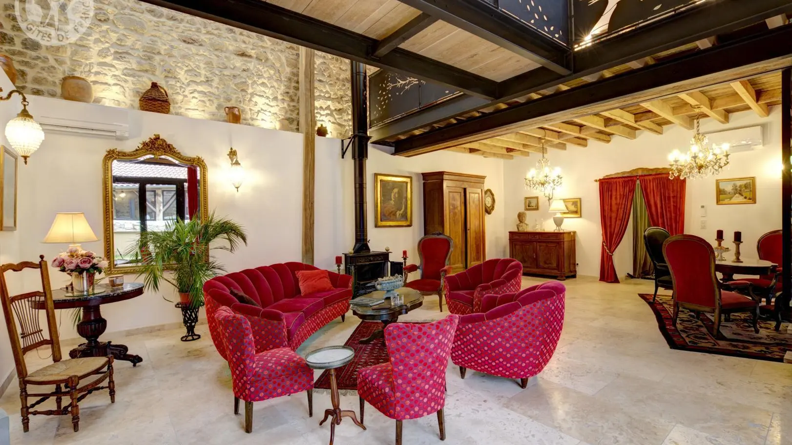 le grand salon rouge, ou boire l'apéritif au coin du poêle à bois