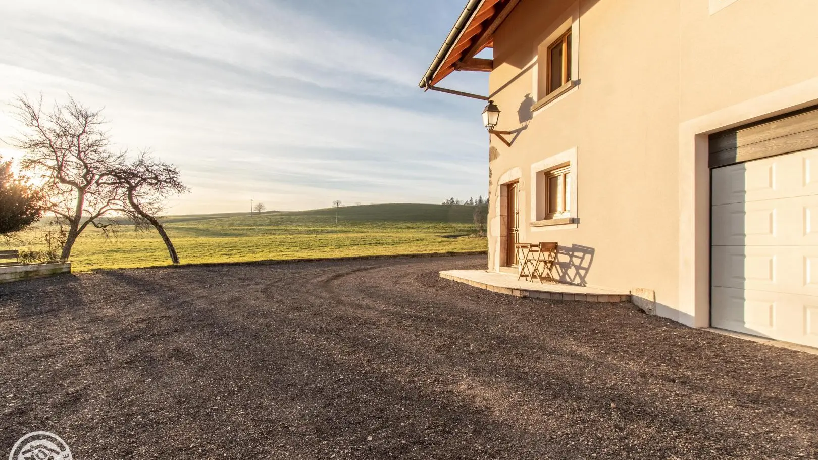Vaste cour devant le gîte