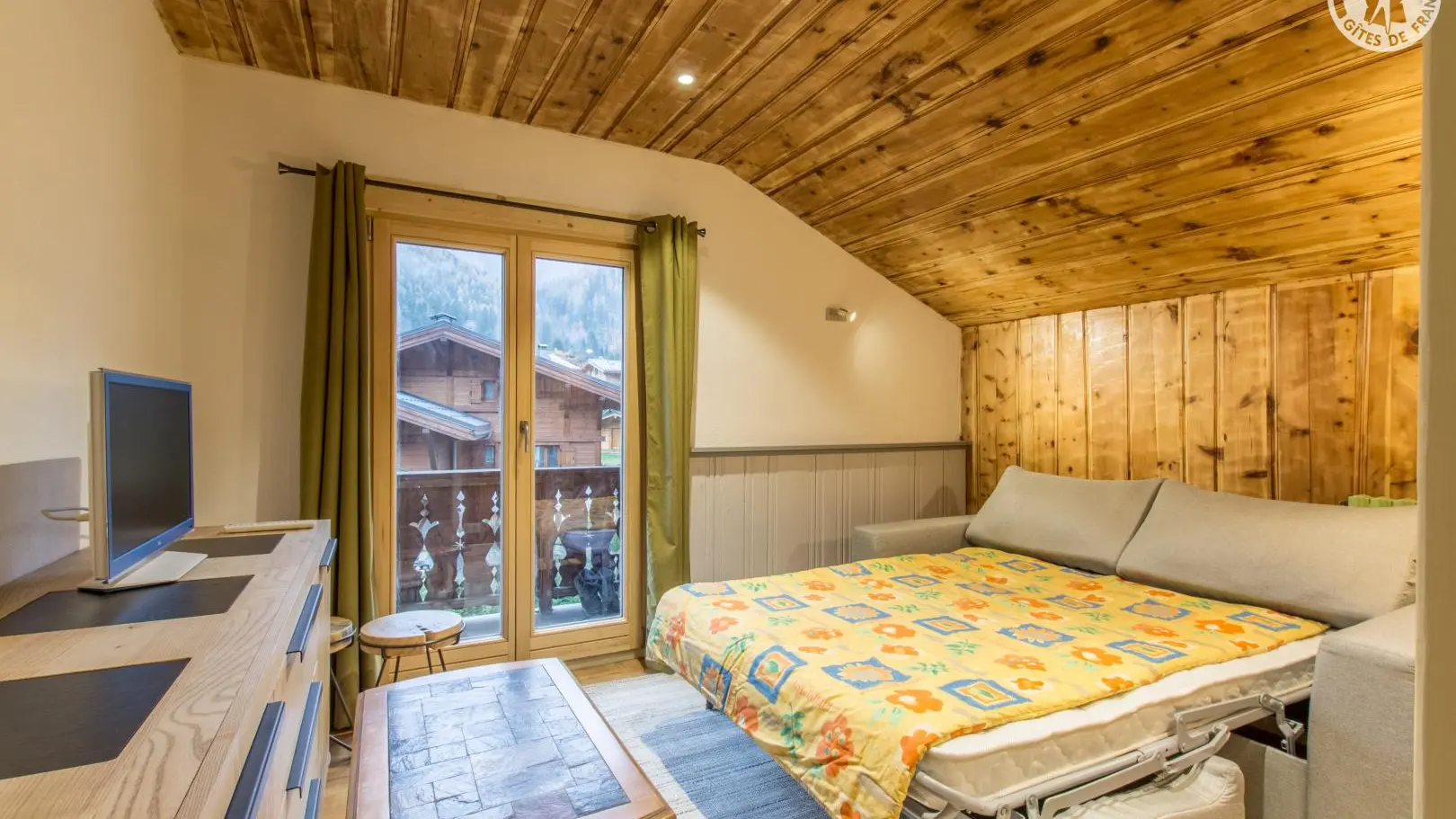 Canapé du séjour en mode 'couchage'