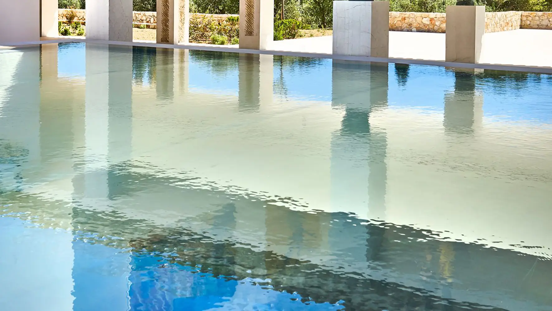 Miroir d'eau de la Villa Carmignac sur l'île de Porquerolles (Var, France)