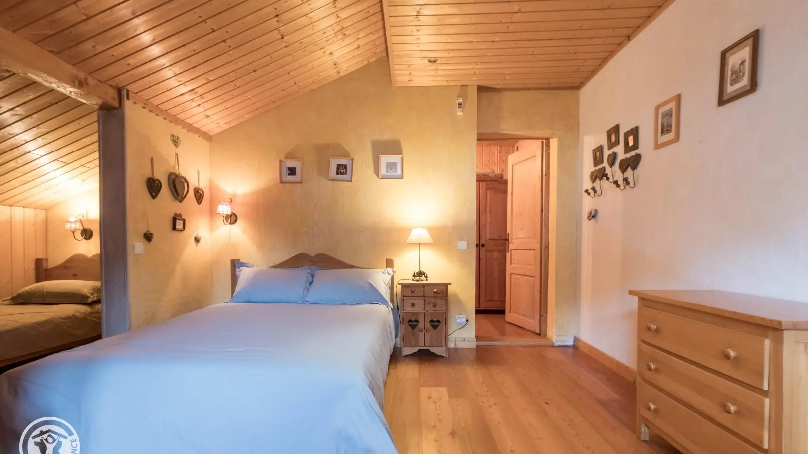 Chambre 2 : 1 lit 140x190cm et 2 lits simples 90cmx190cm