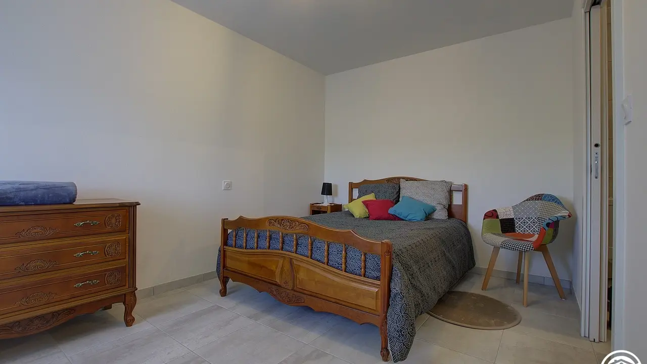 Chambre située au RDC avec sa salle d'eau privative.