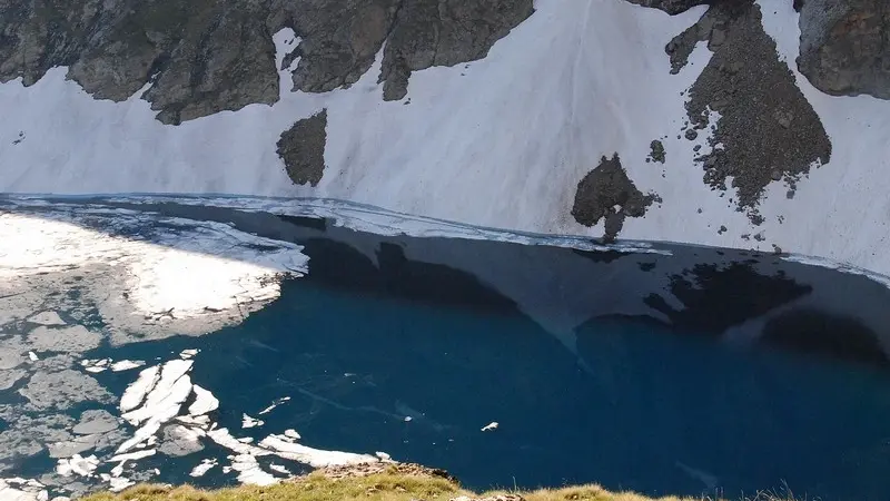 Le lac au Printemps à la fonte des neiges - La Grave