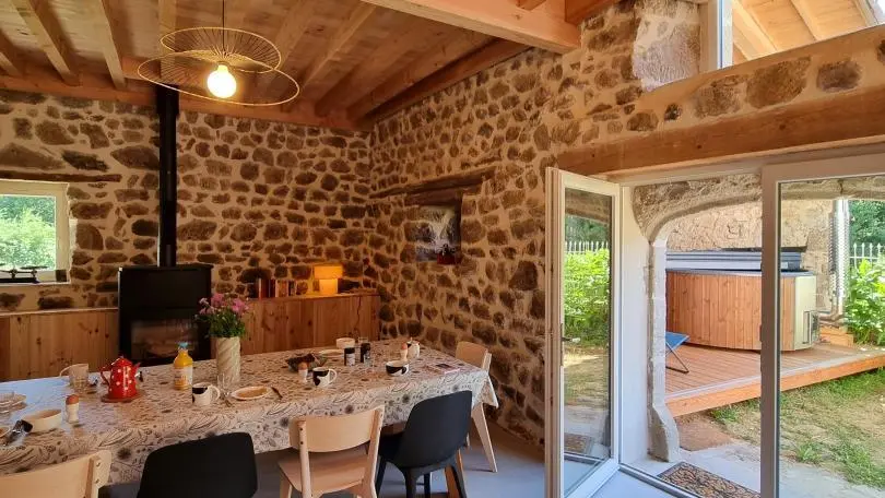 Pièce à vivre spacieuse avec cuisine intégrée ouverte sur un espace repas et sur la salle à manger.