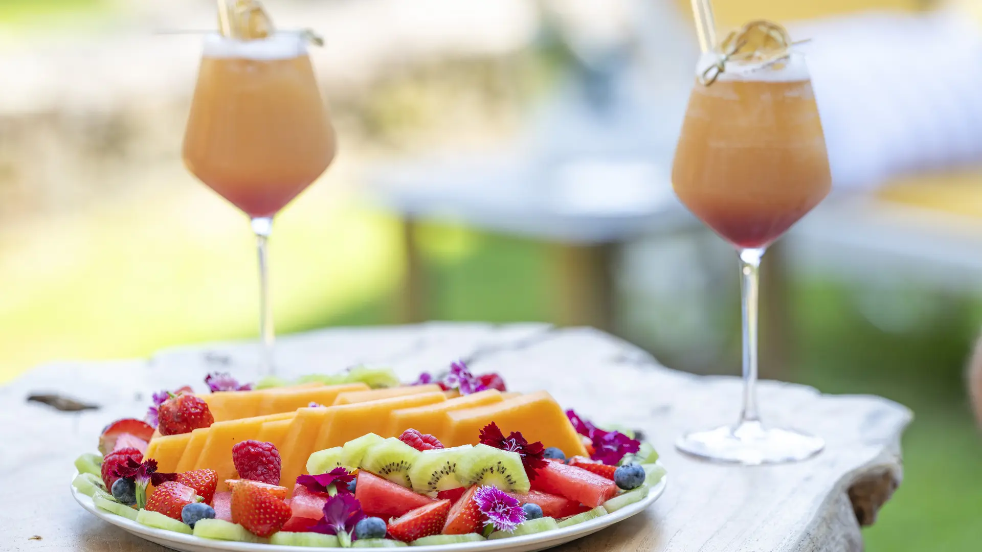 cocktails et assiette de fruits