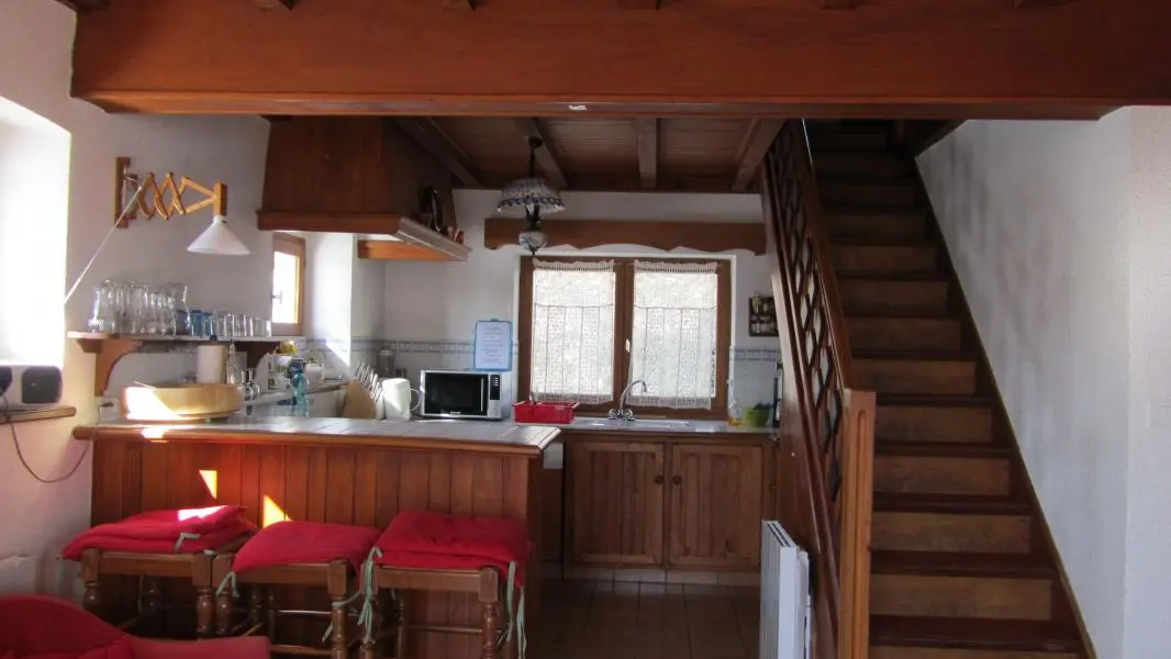 Salle principale ; espace cuisine
