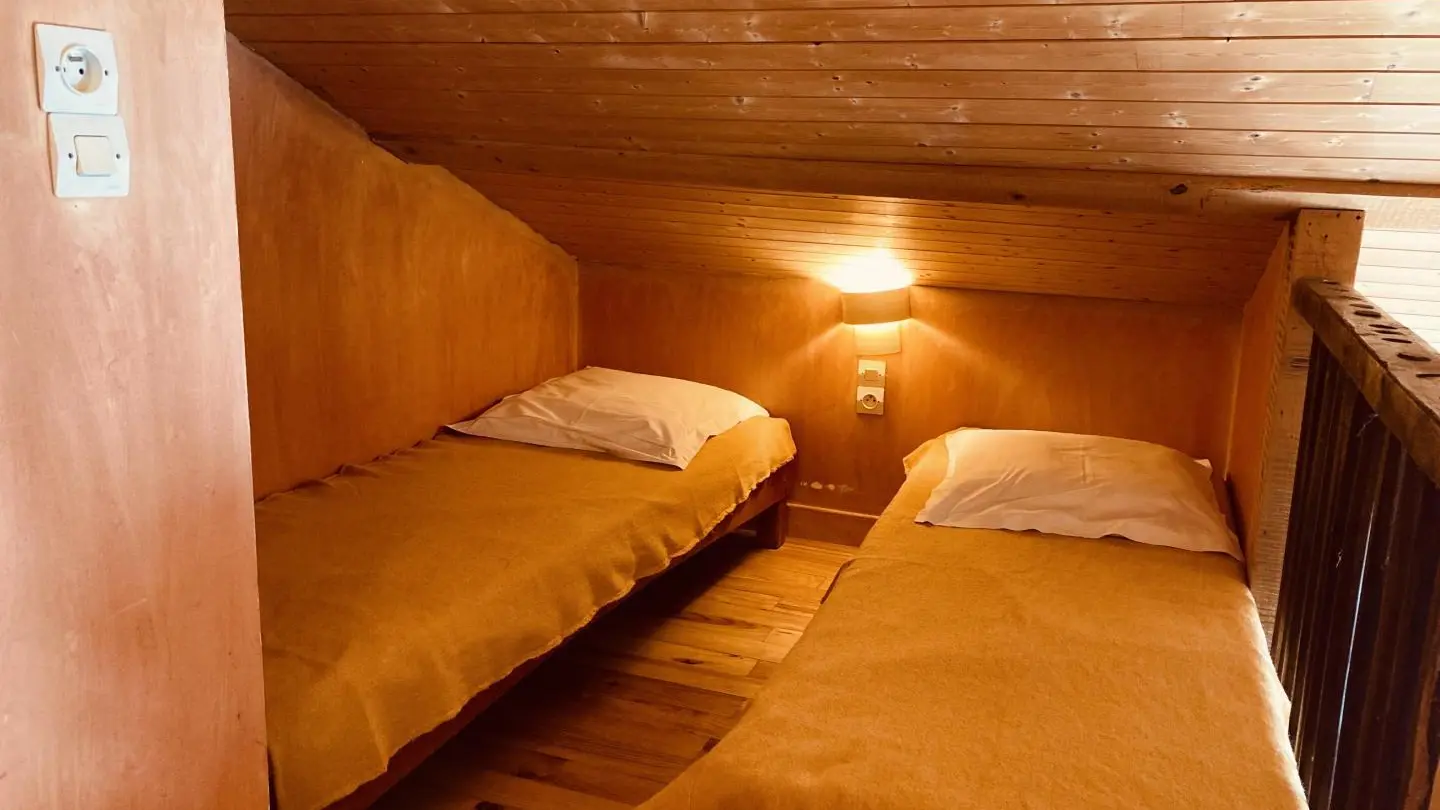 Sur la mezzanine: deux lits en 70x190