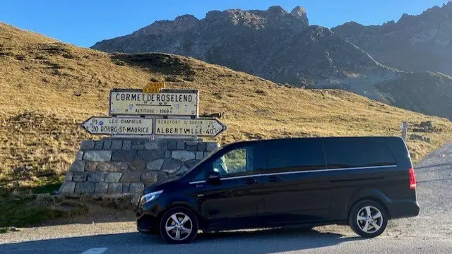 Véhicule noir stationné au Cormet de Roselend