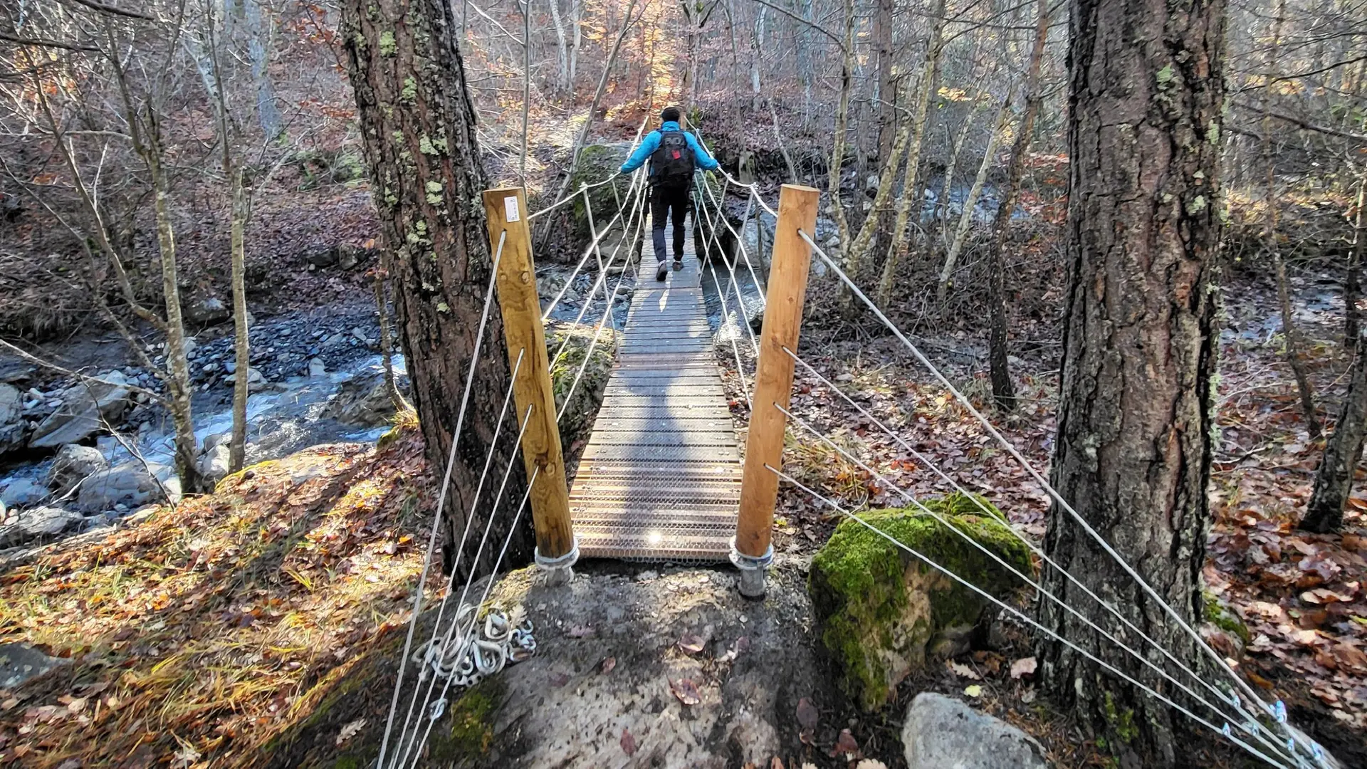 Très beau passage sur passerelle himalayenne