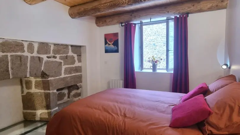 1er étage : chambre n°2 - 1 lit 140.