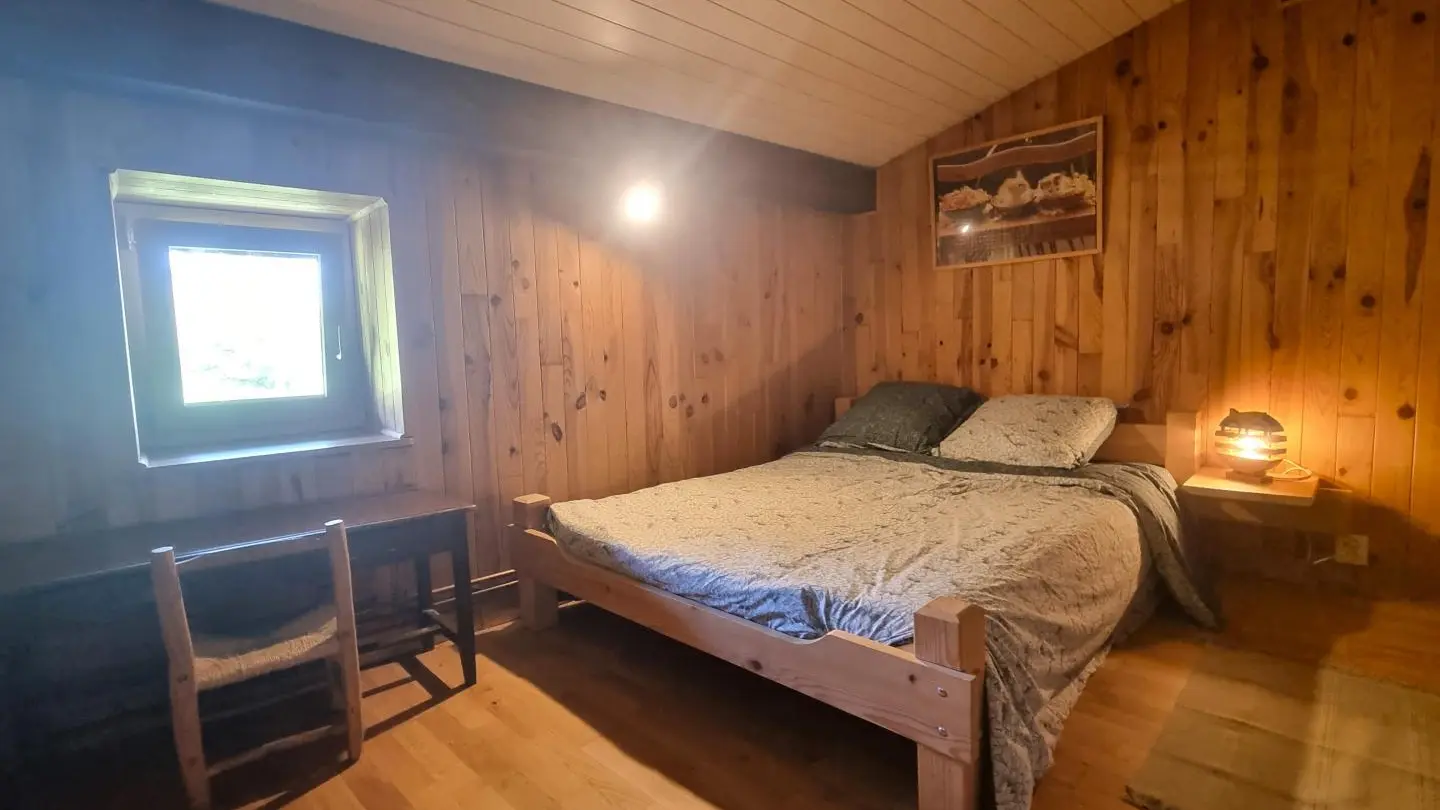 Chambre 2 : 1 lit 140 (possibilité couchage d'appoint avec lit superposé).