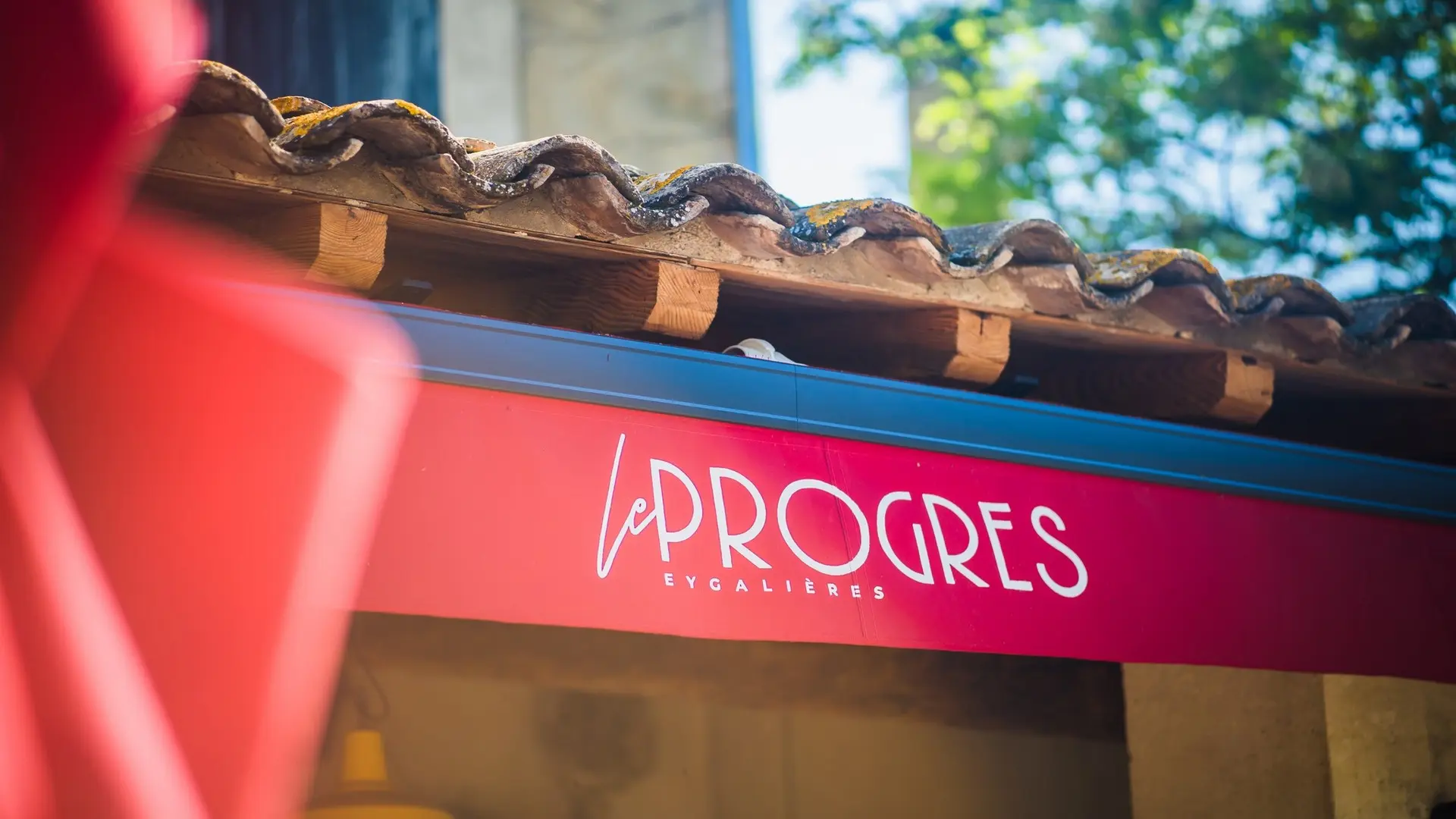 Brasserie Le Progrès in Eygalières Canopy