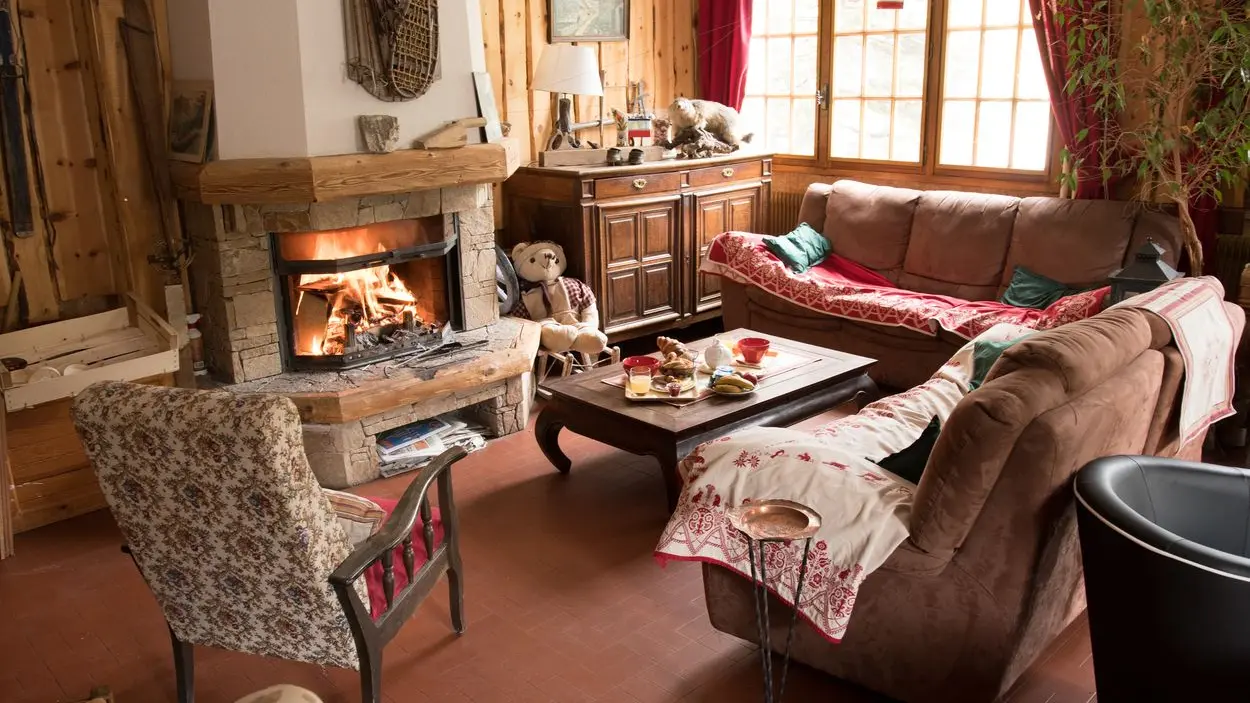 Coin salon près de la cheminée