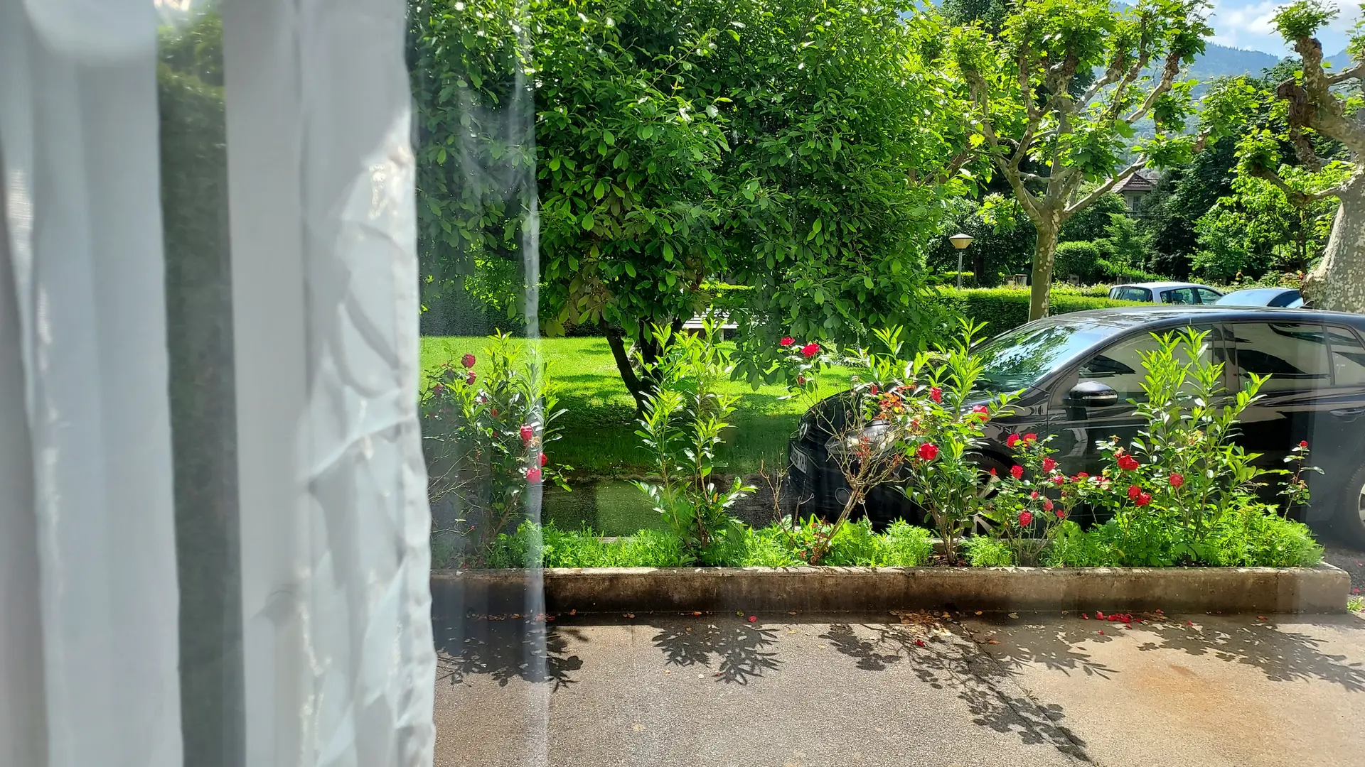 Vue de la terrasse extérieure située en rez-de-jardin.