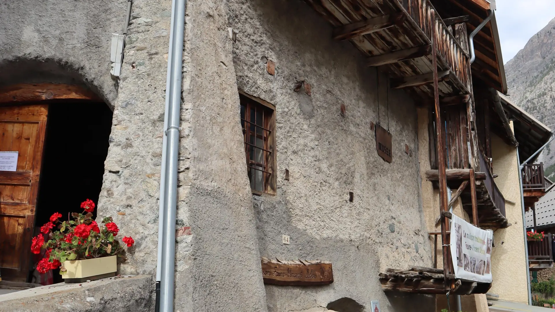 La Maison Faure Vincent Dubois se trouve au coeur du village de Cervières