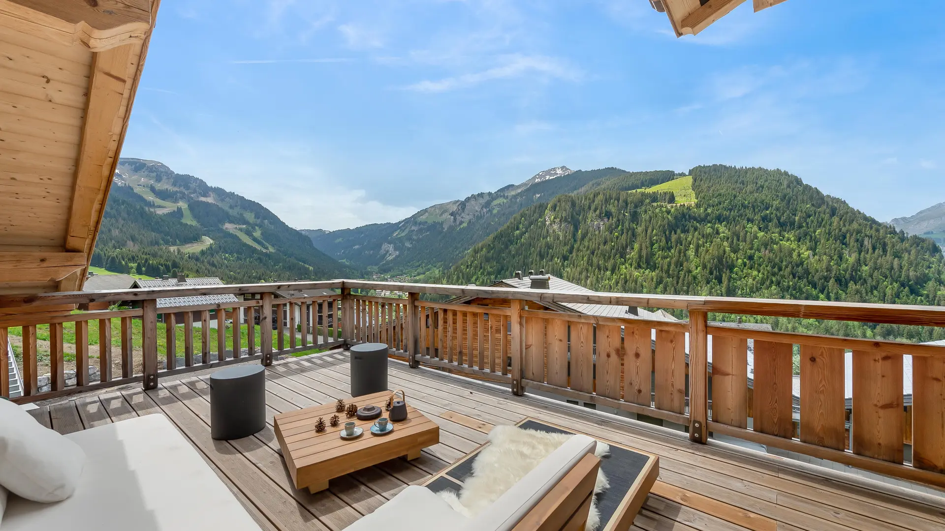 Espace détente sur la grande terrasse avec mobilier de jardin et vue parnoarmique