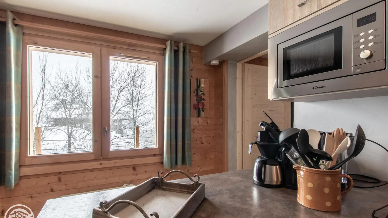 Cuisine intégrée avec vue sur la terrasse