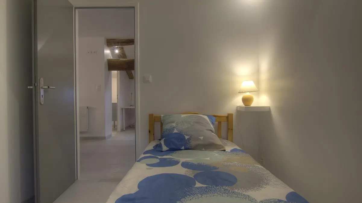 Petite chambre composée d'un lit en 90*200.